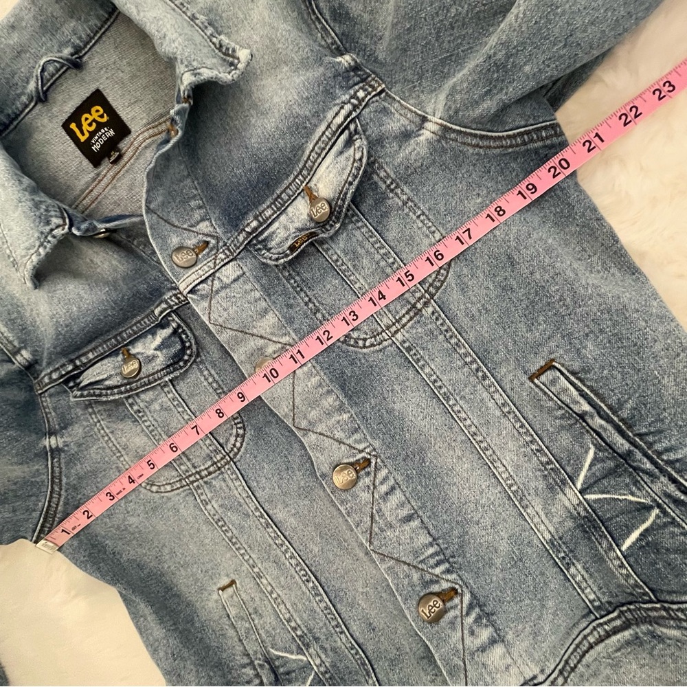 Lee Men’s Light Wash Distressed Denim Jean Jacket - Picture 10 of 14